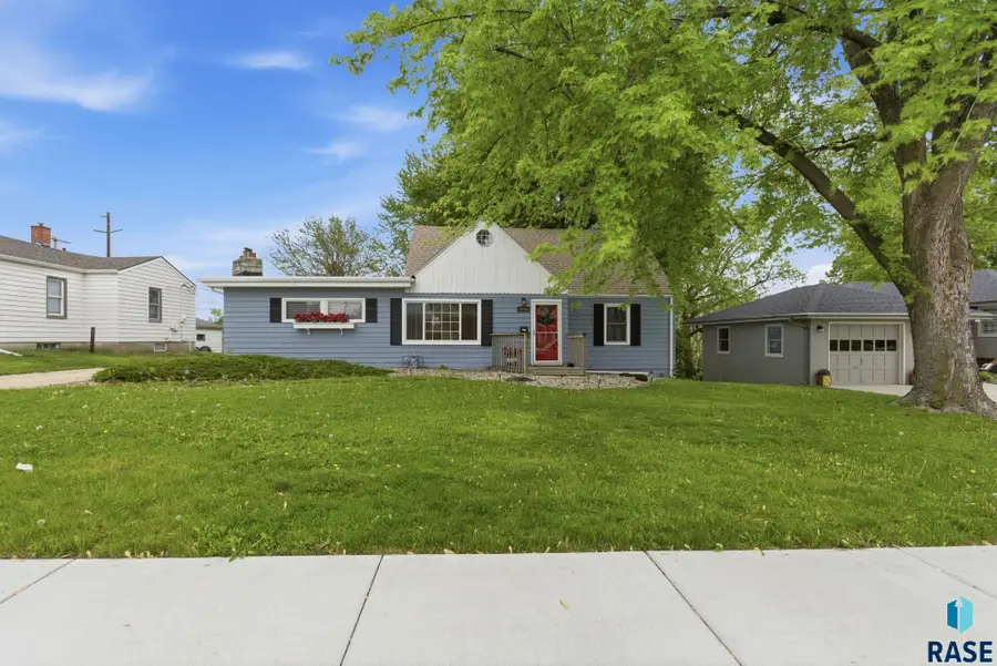 2504 S Summit Ave, Sioux Falls, SD 57105 - #2