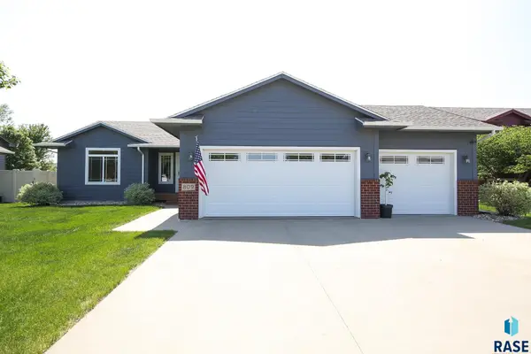 809 Honeysuckle Dr, Harrisburg, SD 57032