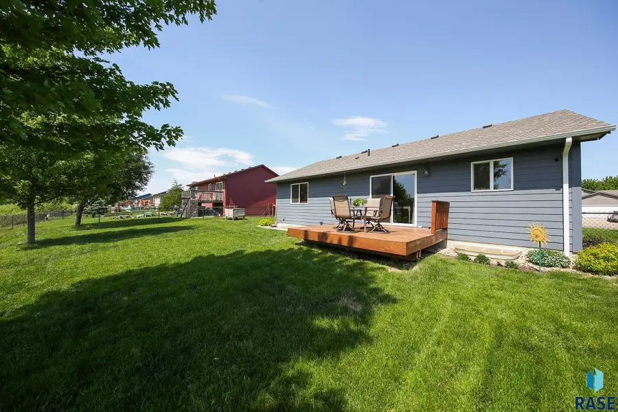 809 Honeysuckle Dr, Harrisburg, SD 57032 - #3