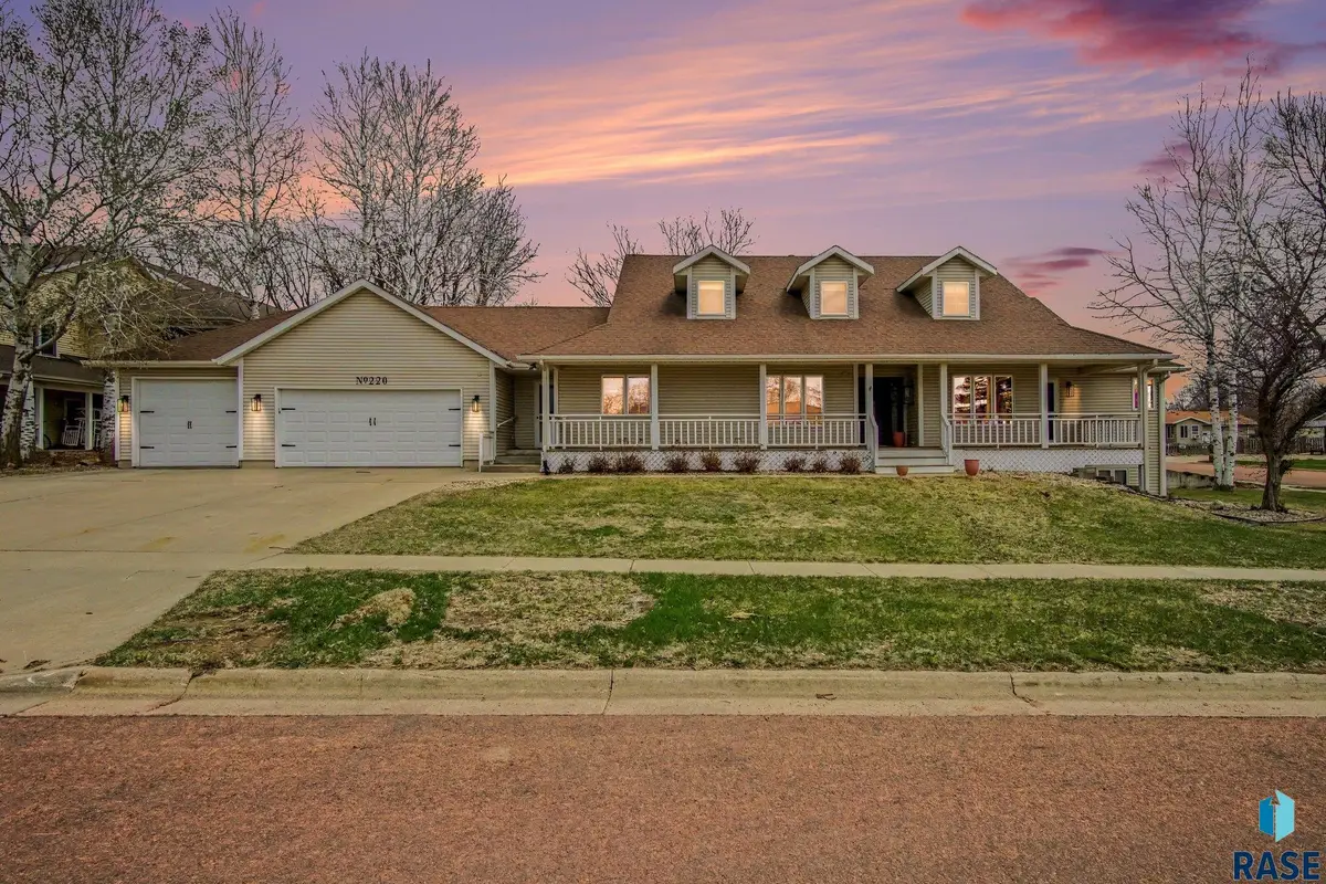 220 S Lincoln St, Lennox, SD 57039 - #1