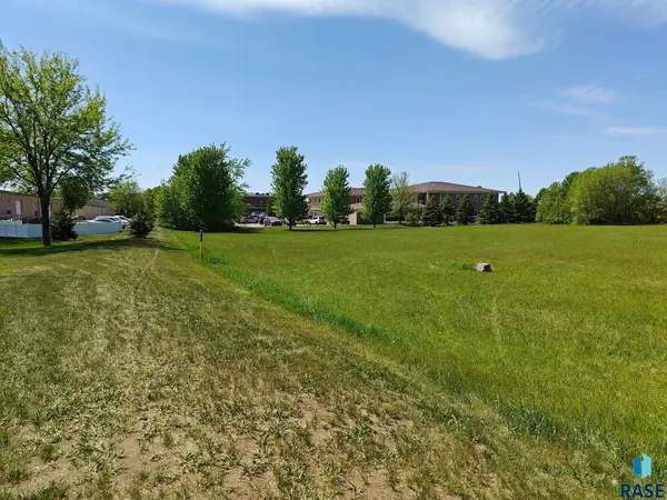 1300 W 51 St, Sioux Falls, SD 57105