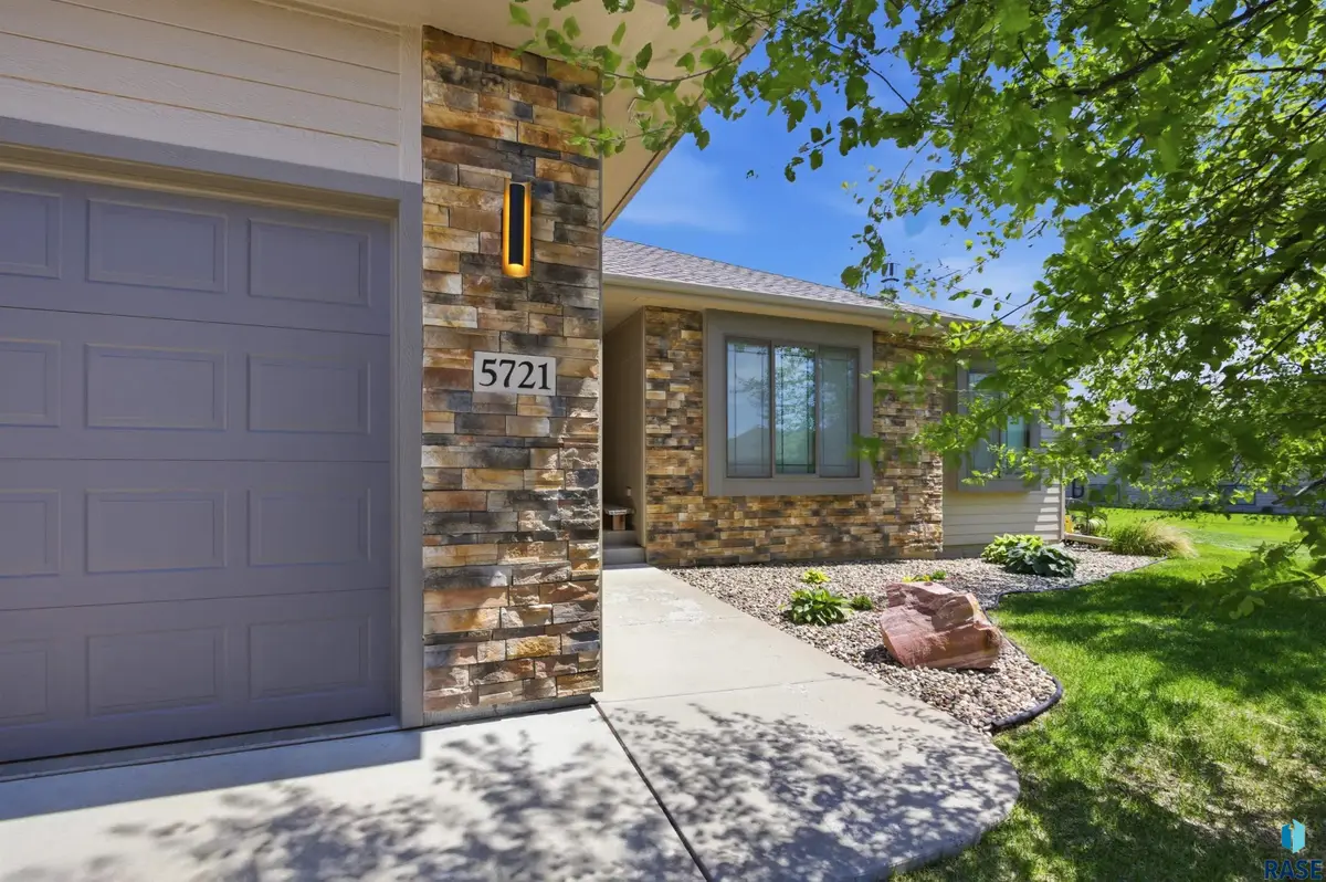 5721 E Robin Oak Cir, Sioux Falls, SD 57110 - #1