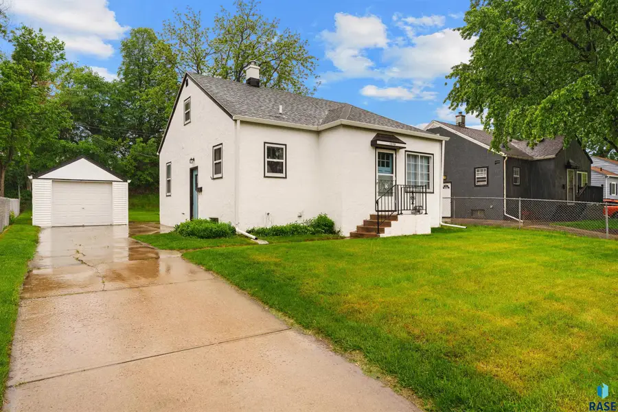 1309 W Sioux St, Sioux Falls, SD 57104 - #3