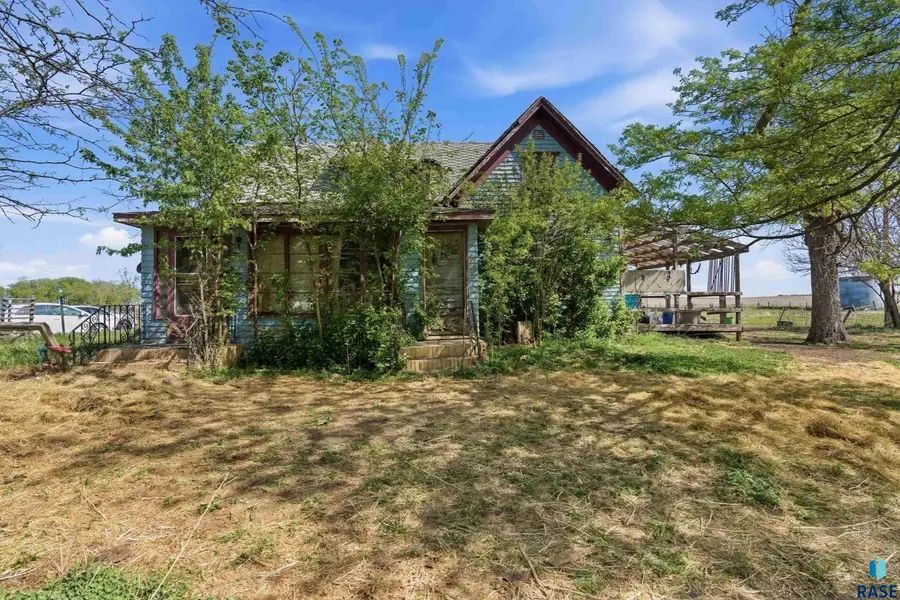 44654 261st St, Canistota, SD 57012 - #2