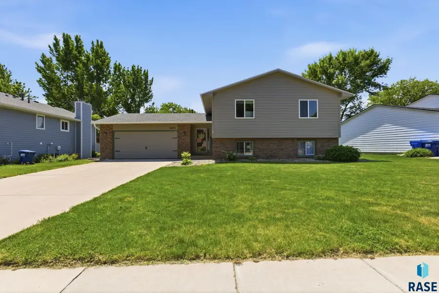 6601 W 32nd St, Sioux Falls, SD 57106 - #2