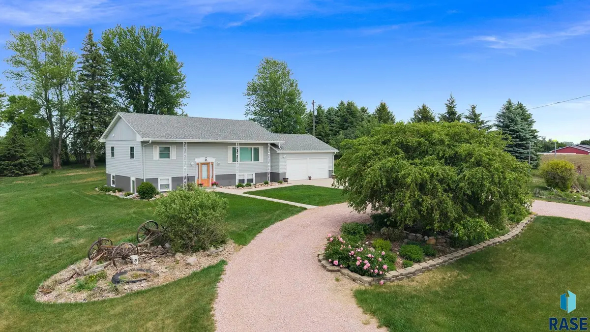 924 Dows St, Garretson, SD 57030 - #1