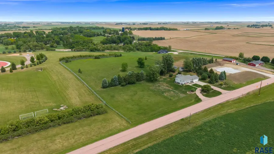 924 Dows St, Garretson, SD 57030 - #2