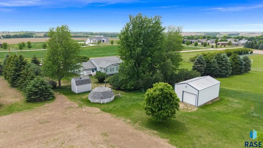 924 Dows St, Garretson, SD 57030 - #3