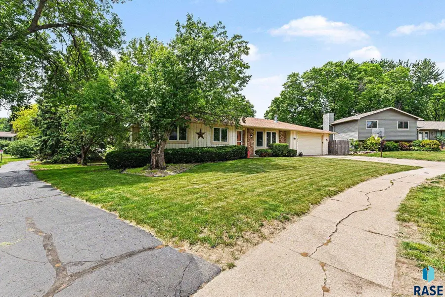 5833 W King Arthur Dr, Sioux Falls, SD 57106 - #2