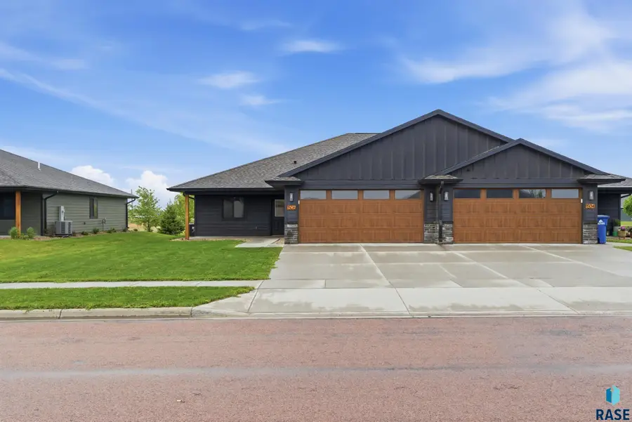 1506 W 20th Ave, Mitchell, SD 57301 - #2
