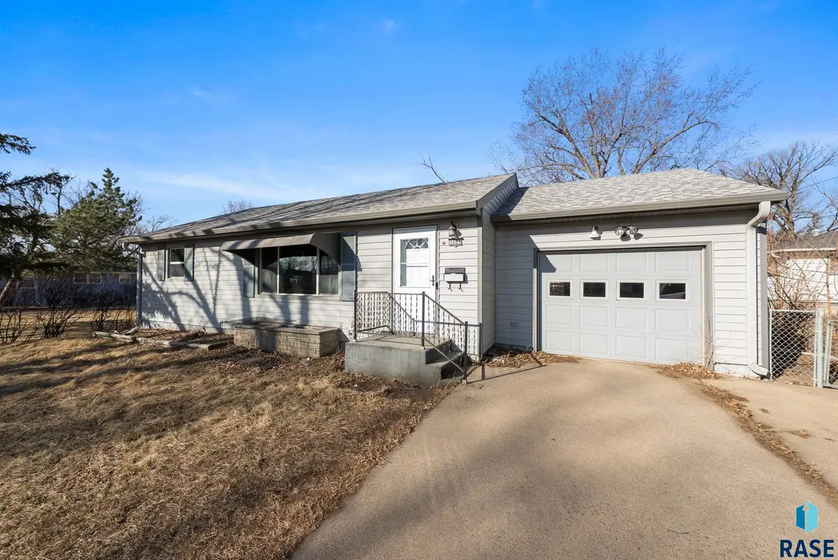 3005 S Western Ave, Sioux Falls, SD 47105 - #1