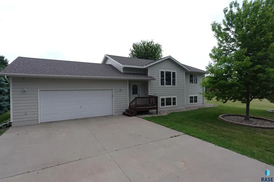 520 N East Ave, Canistota, SD 57012 - #2