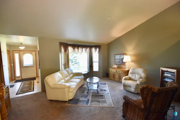 3300 S Fernwood Ave, Sioux Falls, SD 57110