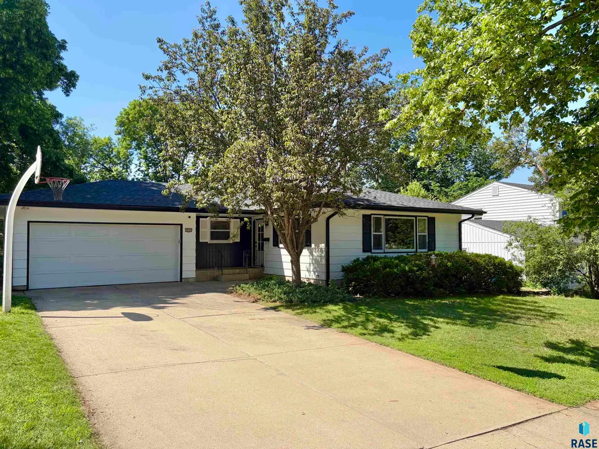 2505 W Oak St, Sioux Falls, SD 57105 - #1