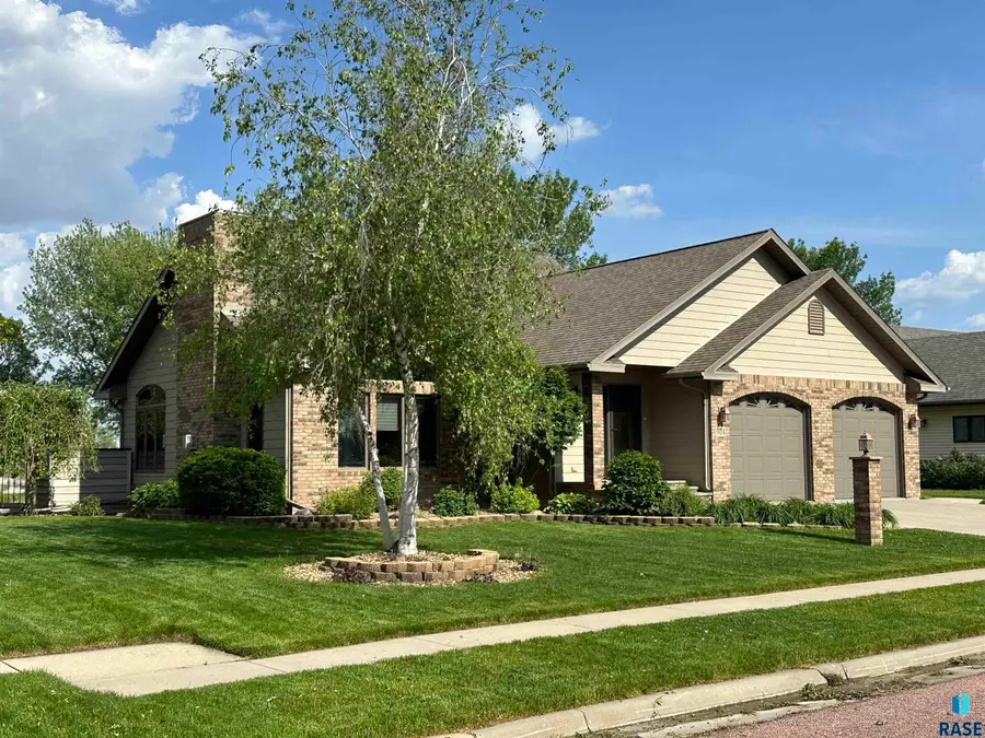 904 S Stadium Dr, Freeman, SD 57029 - #3