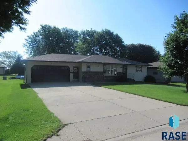 513 S Elizabeth St, Hills, MN 56138