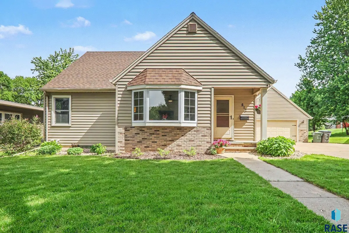 512 W Crawford St, Luverne, MN 56156 - #1