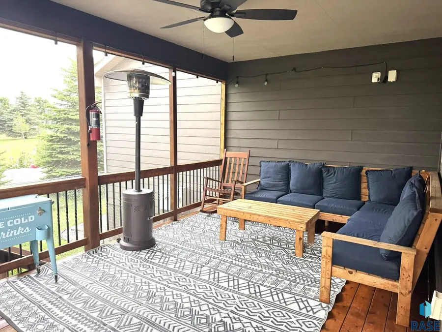 303 Meadowlark Ln, Montrose, SD 57048 - #2
