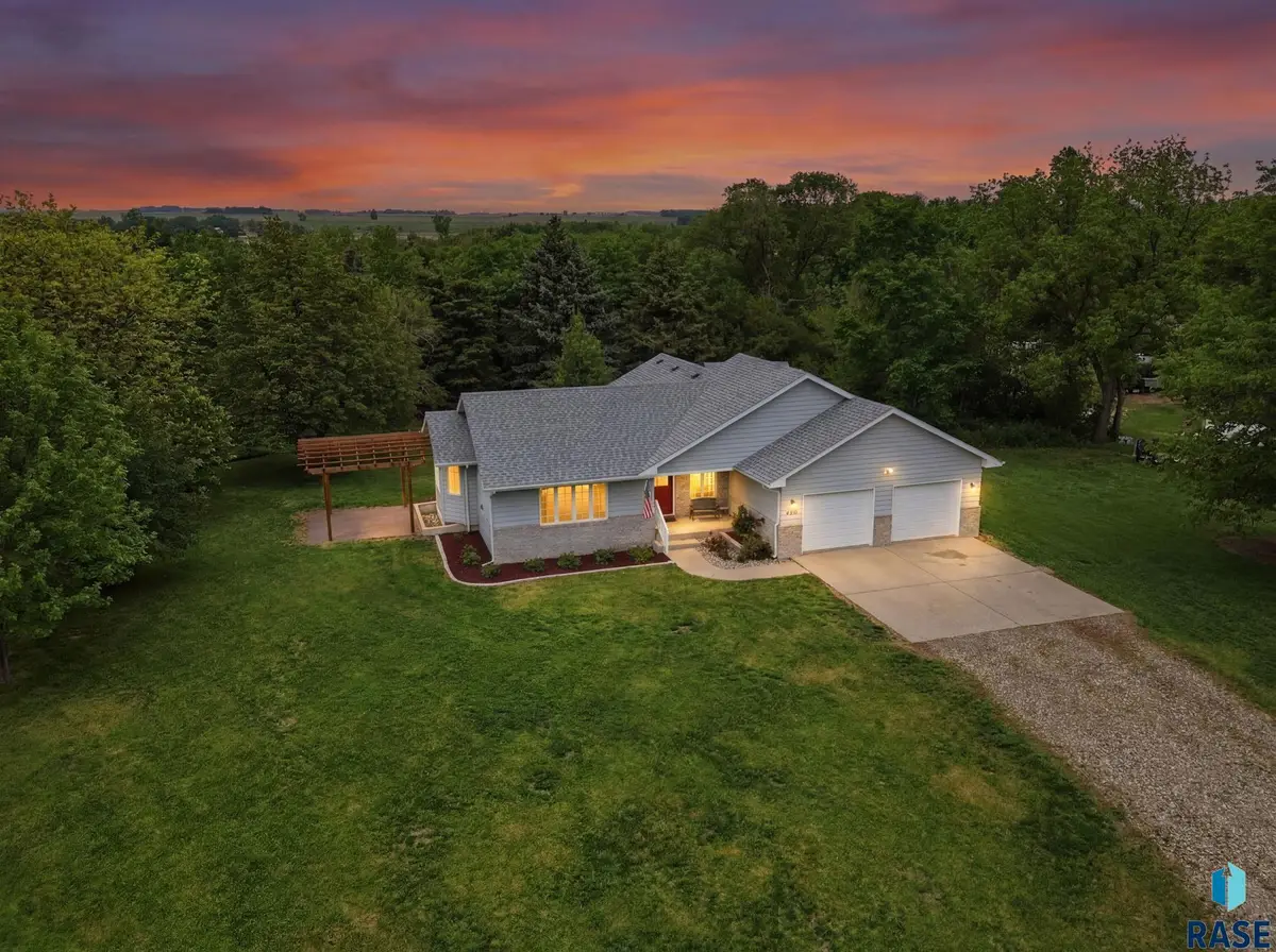 685 W Sanborn St, Parker, SD 57053 - #1