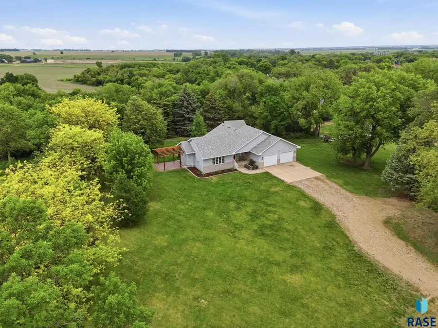 685 W Sanborn St, Parker, SD 57053 - #3
