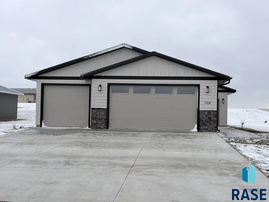 1104 S 6th Ave, Rock Rapids, IA 51246 - #2