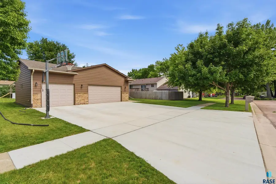 502 N Eastern Ave, Hartford, SD 57033 - #3