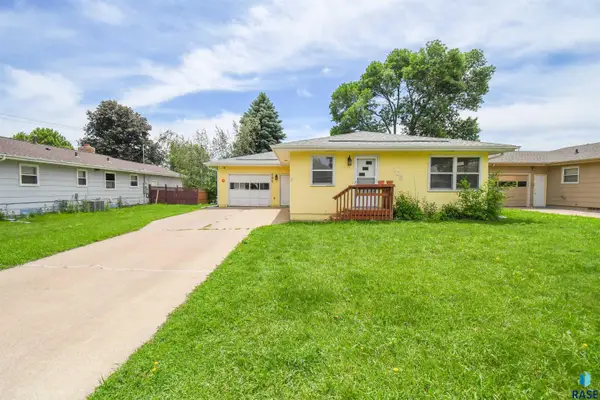 105 W 42nd St, Sioux Falls, SD 57105