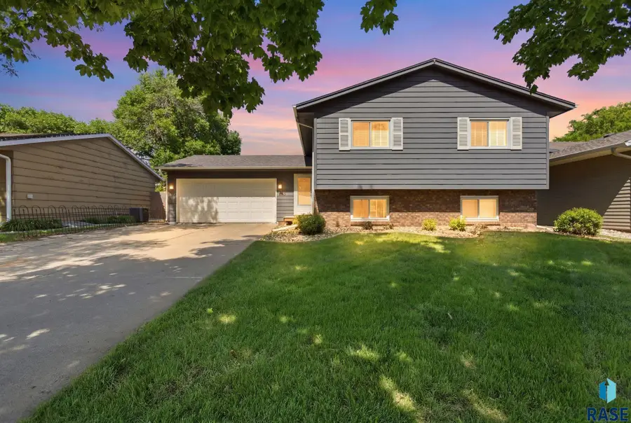 2600 S Groveland Ave, Sioux Falls, SD 57110 - #2