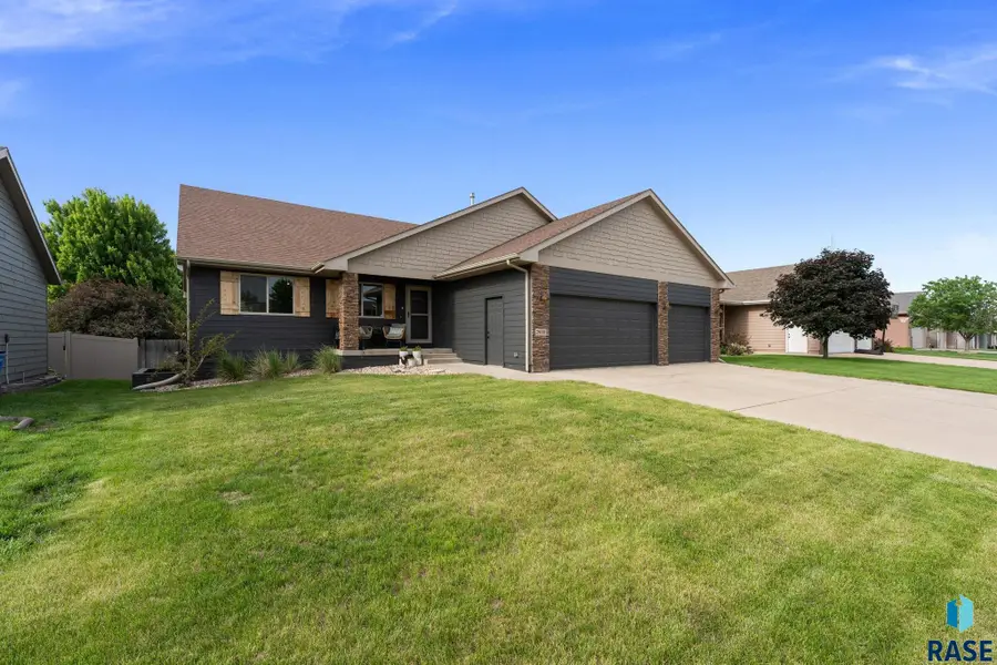 2900 E Buckingham St, Sioux Falls, SD 57108 - #2