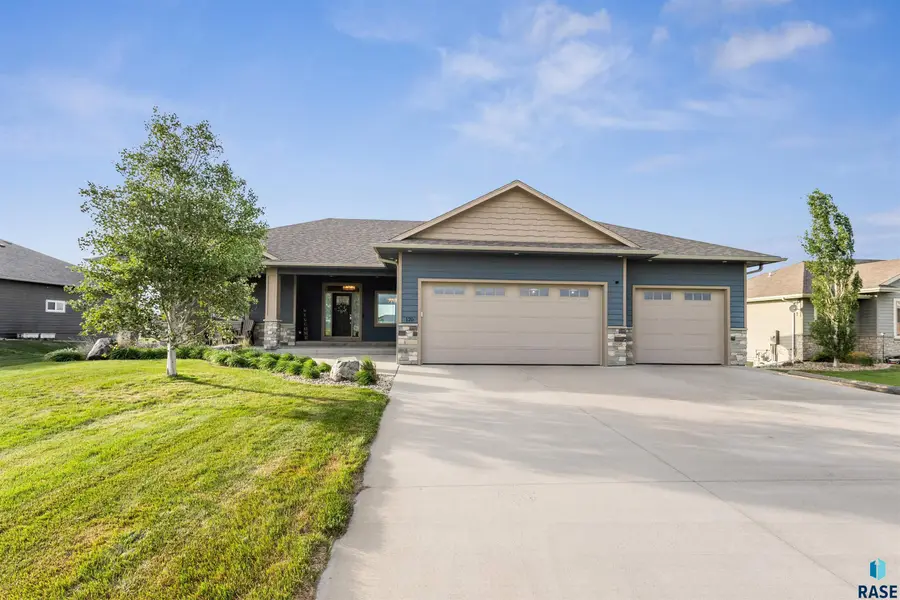 120 Linden Dr, Madison, SD 57042 - #2
