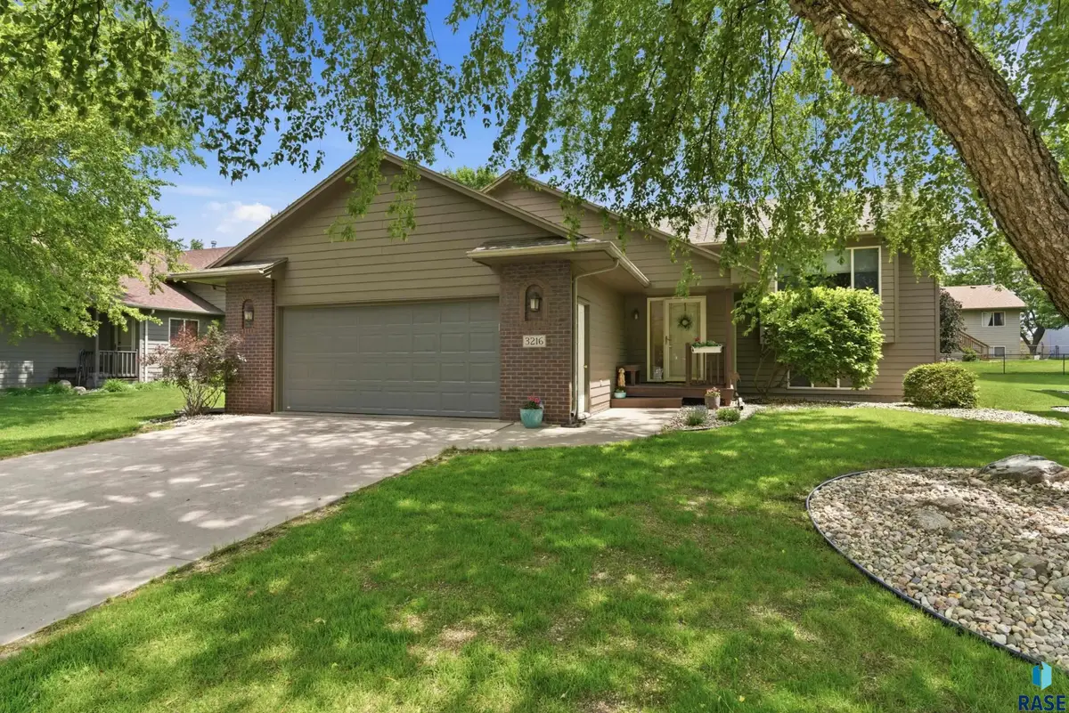 3216 S Pillsberry Ave, Sioux Falls, SD 57103 - #1