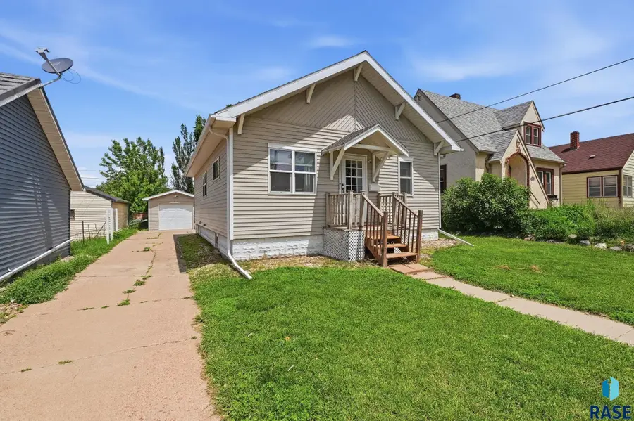 1402 E 9th St, Sioux Falls, SD 57103 - #2