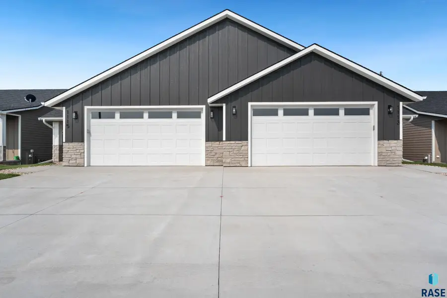 1113 S Foss Ave, Sioux Falls, SD 57110 - #2