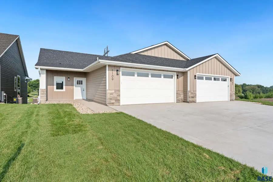 1107 S Foss Ave, Sioux Falls, SD 57110 - #2