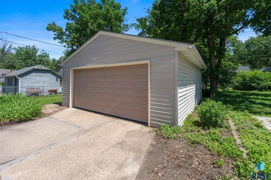 702 S Hawthorne Ave, Sioux Falls, SD 57104 - #2