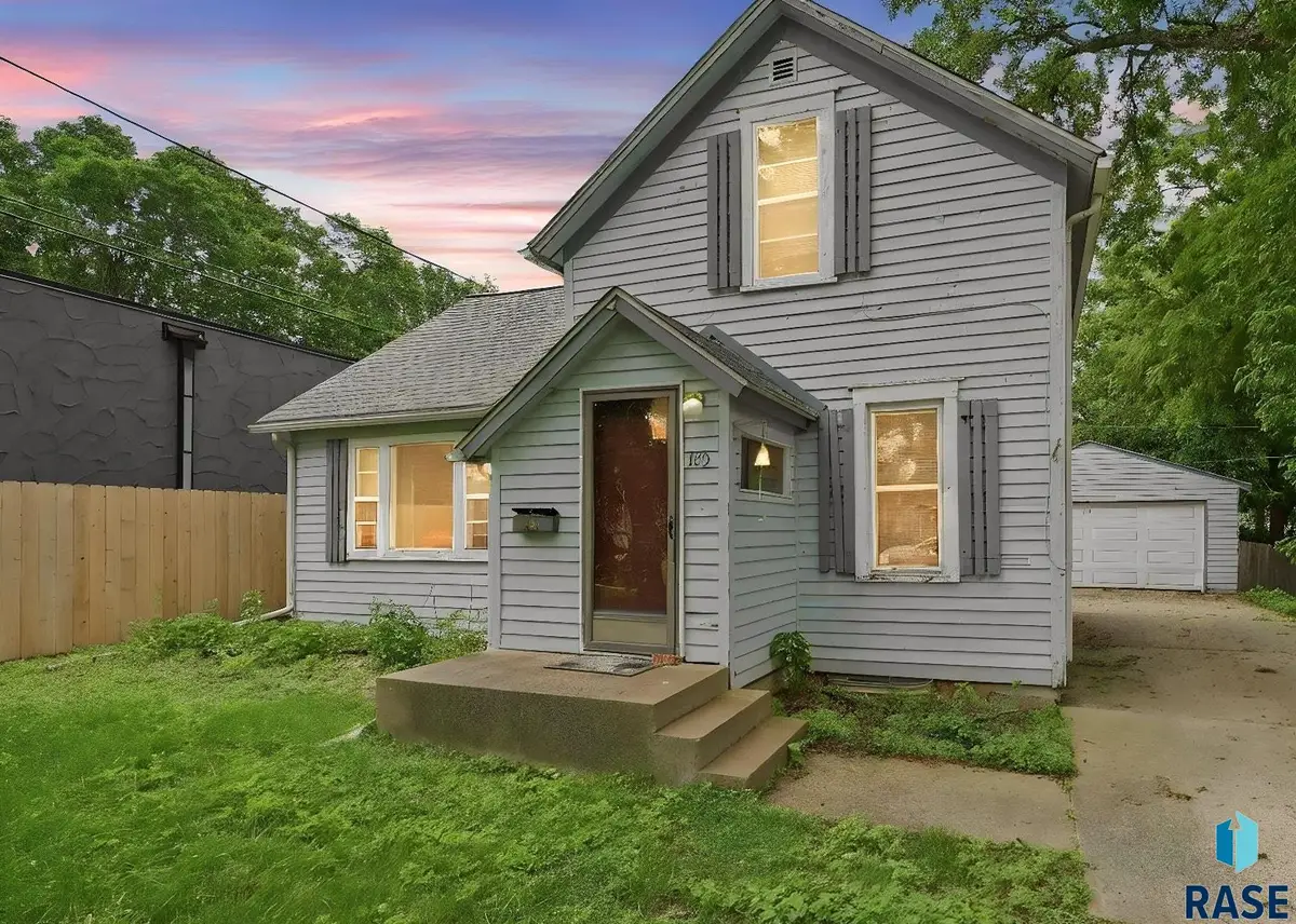 105 E 31st St, Sioux Falls, SD 57105 - #1