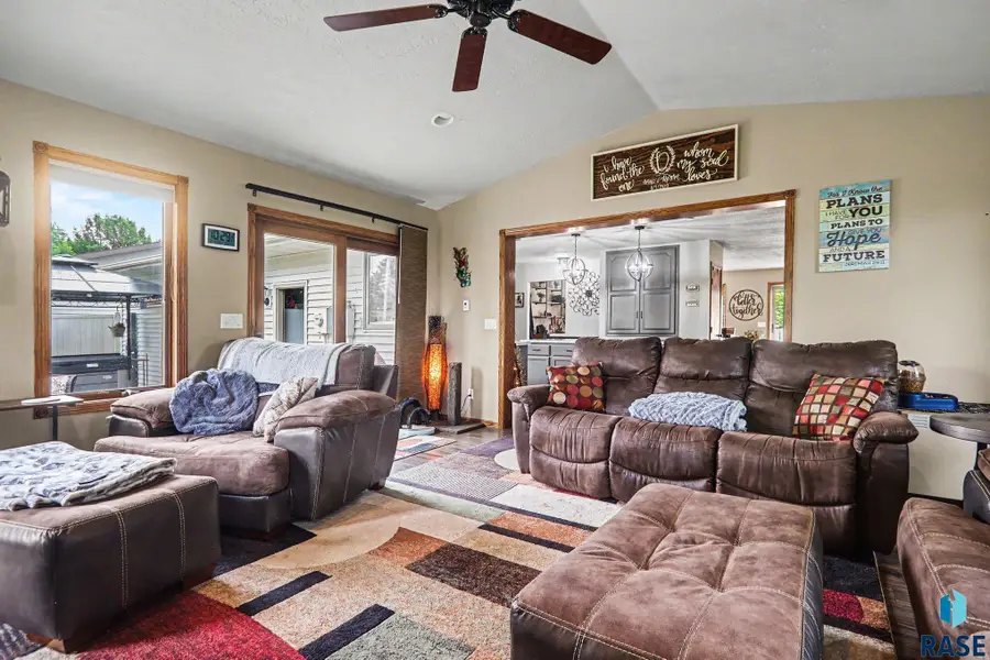 702 Fireleaf Rd, Luverne, MN 56156 - #2