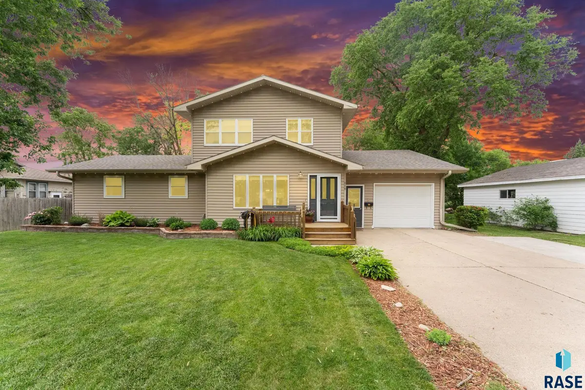 610 W Hemlock St, Beresford, SD 57004 - #1