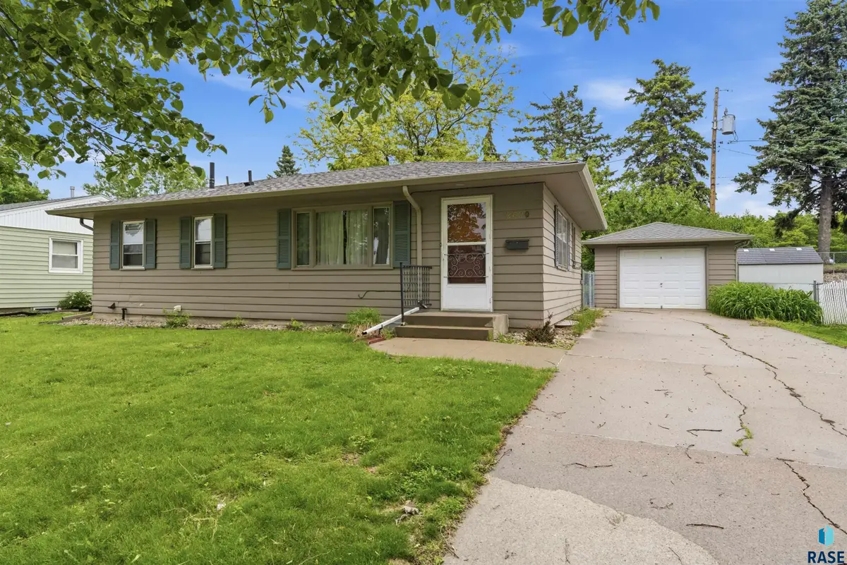 2620 S Prairie Ave, Sioux Falls, SD 57105 - #1