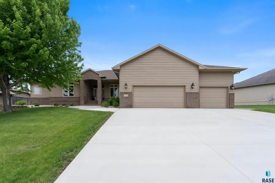 5604 S Josh Wyatt Dr, Sioux Falls, SD 57108 - #2