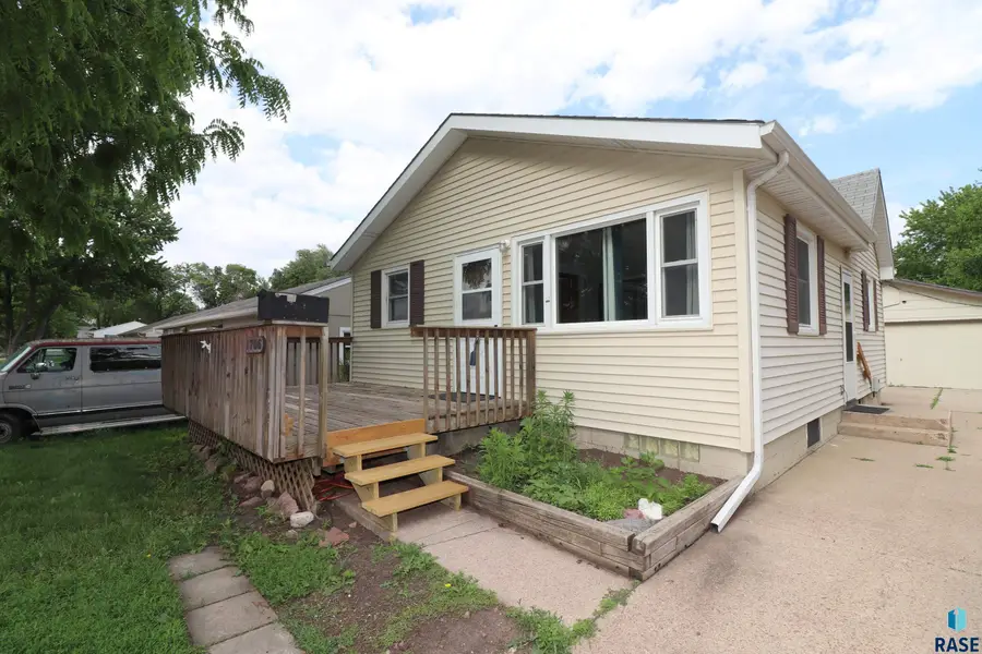 1706 N Jessica Ave, Sioux Falls, SD 57103 - #3