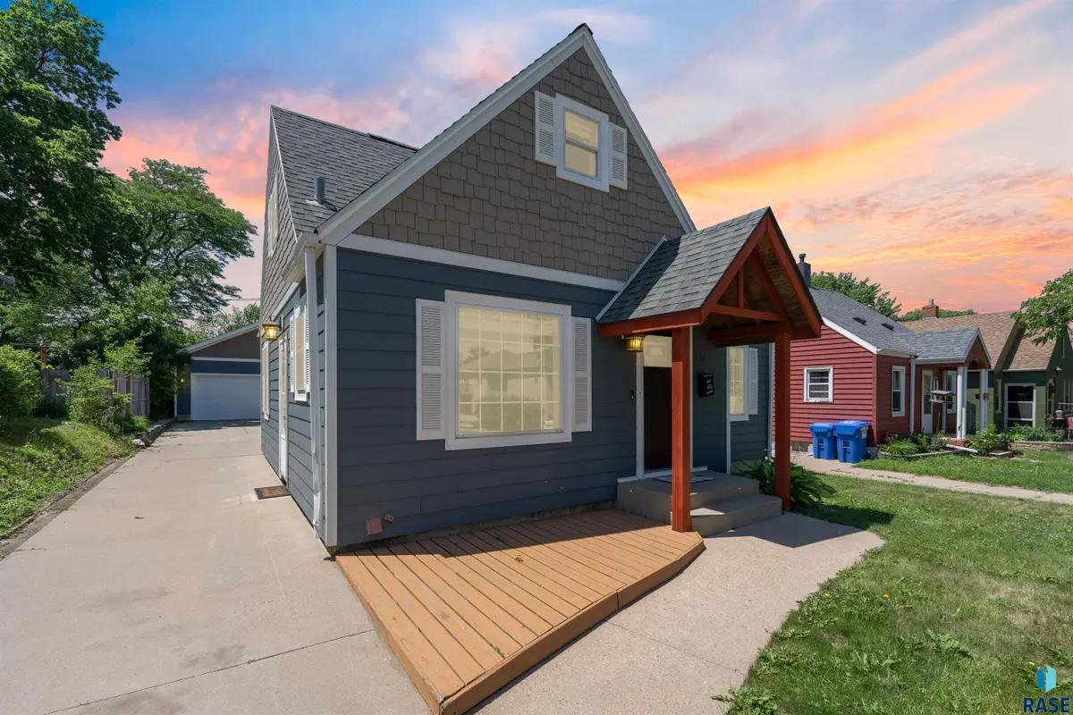 105 S Blauvelt Ave, Sioux Falls, SD 57103 - #1