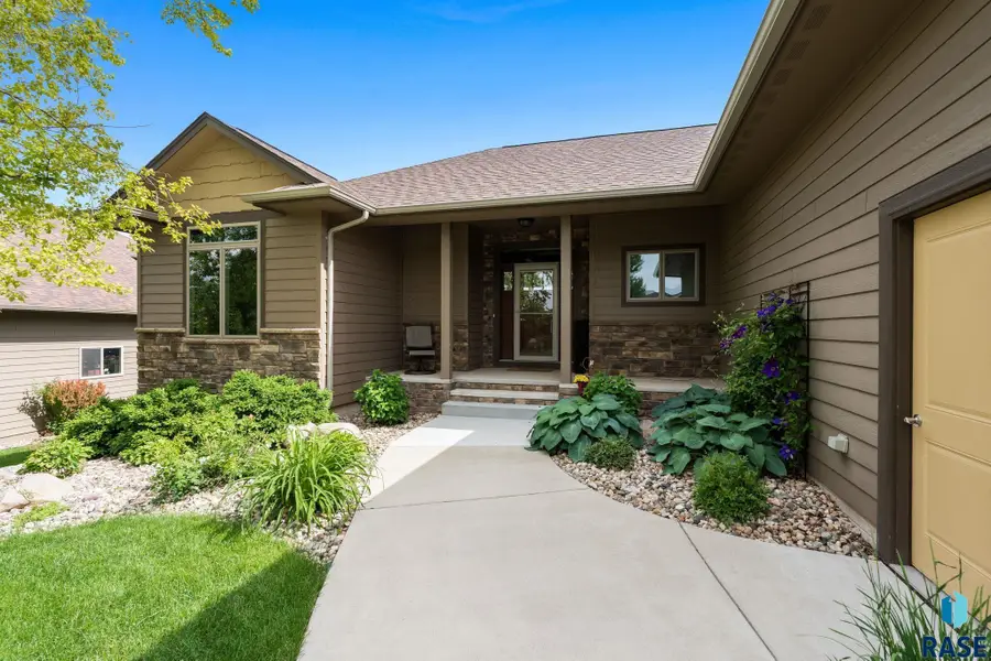 8805 E Palametto St, Sioux Falls, SD 57110 - #2