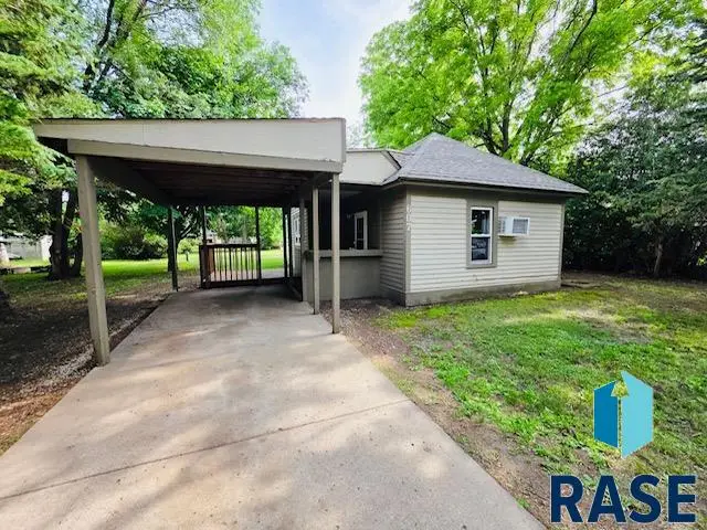 607 NE 4th St, Madison, SD 57042 - #1