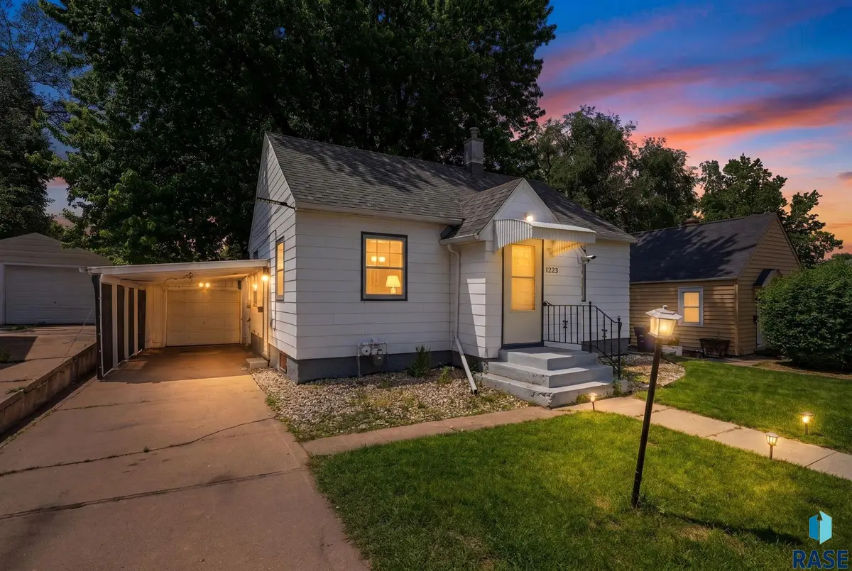 1223 N Spring Ave, Sioux Falls, SD 57104 - #1