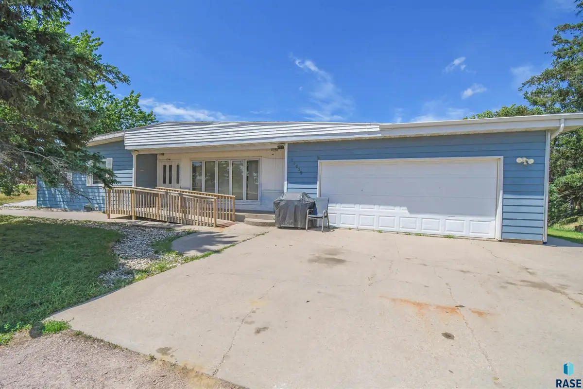 24635 S Garfield Ave, Dell Rapids, SD 57022 - #1