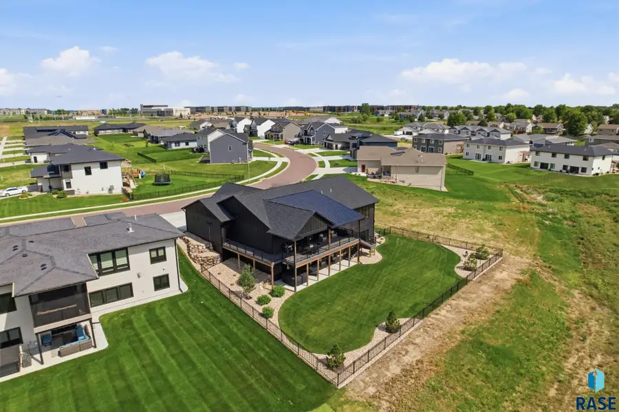 5443 W Colonial Ct, Sioux Falls, SD 57107 - #2