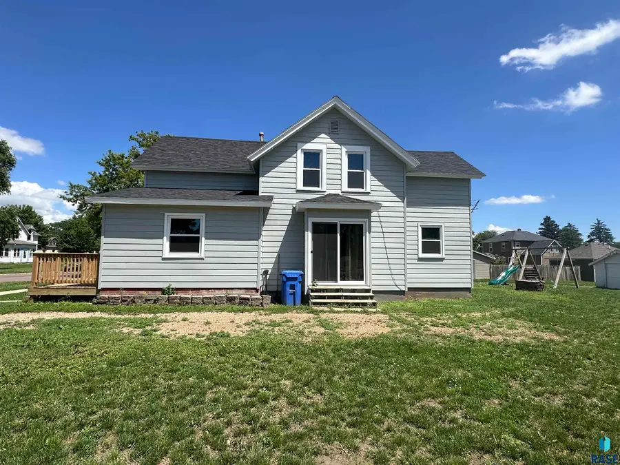 109 NE 4th St, Madison, SD 57042 - #3