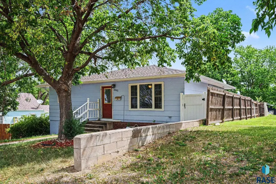 2002 Cedar St, Yankton, SD 57078 - #3