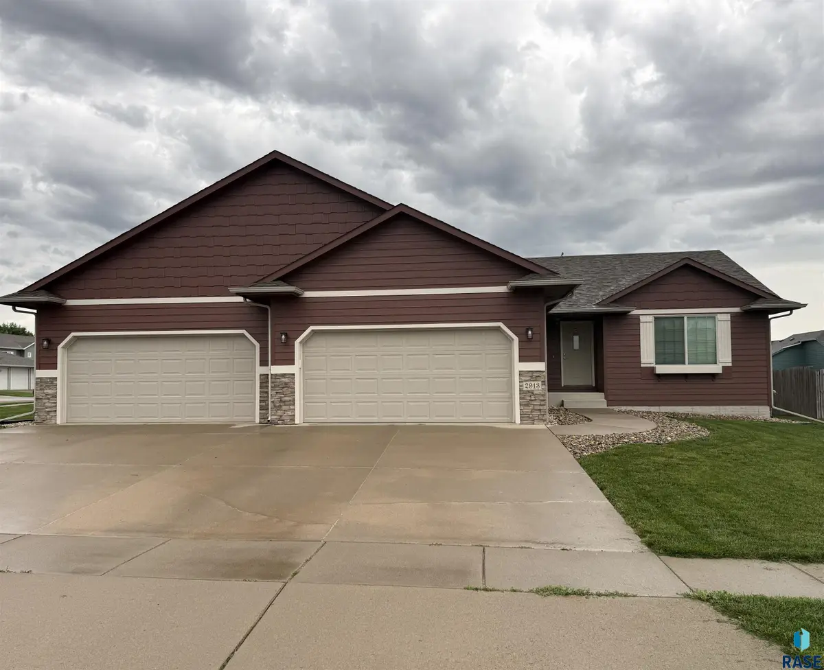 2913 S Grinnell Ave, Sioux Falls, SD 57106 - #1
